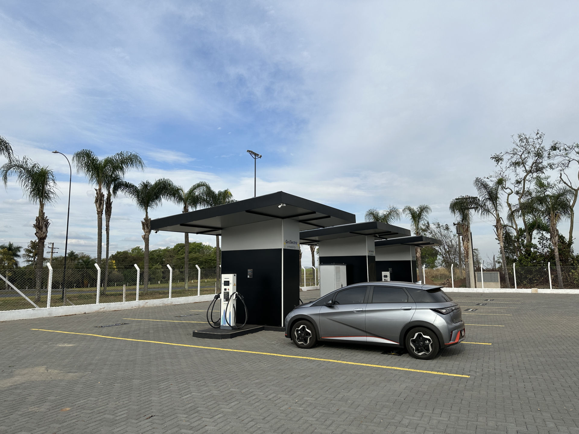 Cluster de estações de recargas de potência máxima de 524 KW com dez pistolas de conexão para carregamento simultâneo